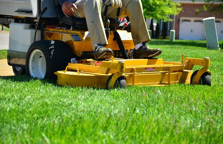 commercial landscape contractor mowing lawn